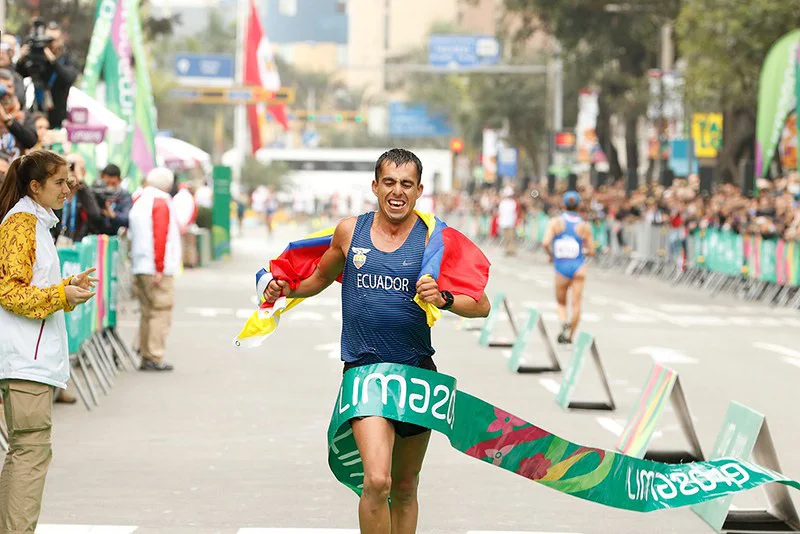 Atleta cruzando la meta durante una carrera